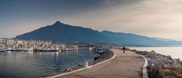 Vivir en Puerto Banús: Más allá del lujo