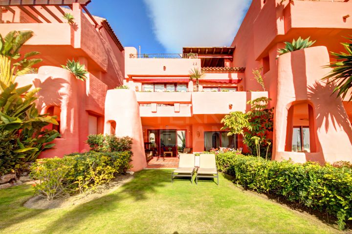 Stunning front line beach, 2 bedroom ground floor apartment in Cabo Bermejo, Estepona