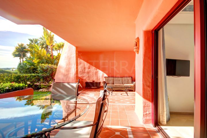 Stunning front line beach, 2 bedroom ground floor apartment in Cabo Bermejo, Estepona