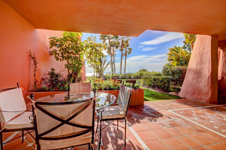 Stunning front line beach, 2 bedroom ground floor apartment in Cabo Bermejo, Estepona