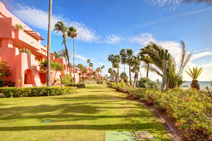 Stunning front line beach, 2 bedroom ground floor apartment in Cabo Bermejo, Estepona