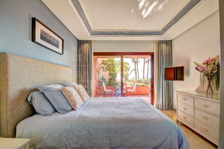 Stunning front line beach, 2 bedroom ground floor apartment in Cabo Bermejo, Estepona