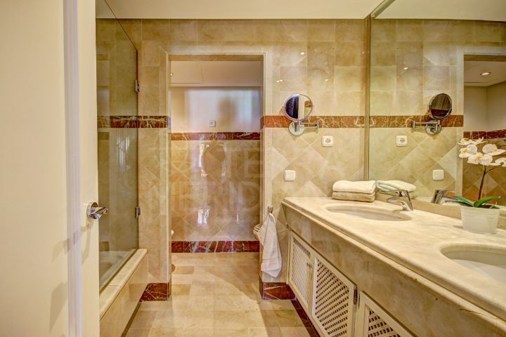 Stunning front line beach, 2 bedroom ground floor apartment in Cabo Bermejo, Estepona