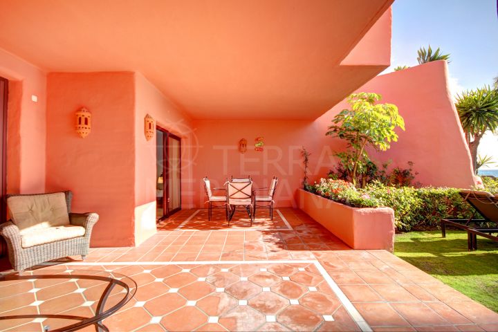 Stunning front line beach, 2 bedroom ground floor apartment in Cabo Bermejo, Estepona