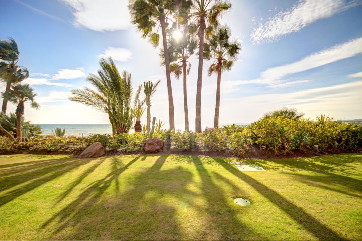 Stunning front line beach, 2 bedroom ground floor apartment in Cabo Bermejo, Estepona