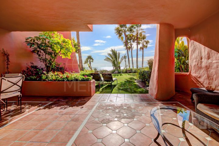 Stunning front line beach, 2 bedroom ground floor apartment in Cabo Bermejo, Estepona