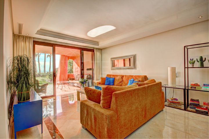 Stunning front line beach, 2 bedroom ground floor apartment in Cabo Bermejo, Estepona
