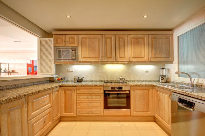 Stunning front line beach, 2 bedroom ground floor apartment in Cabo Bermejo, Estepona