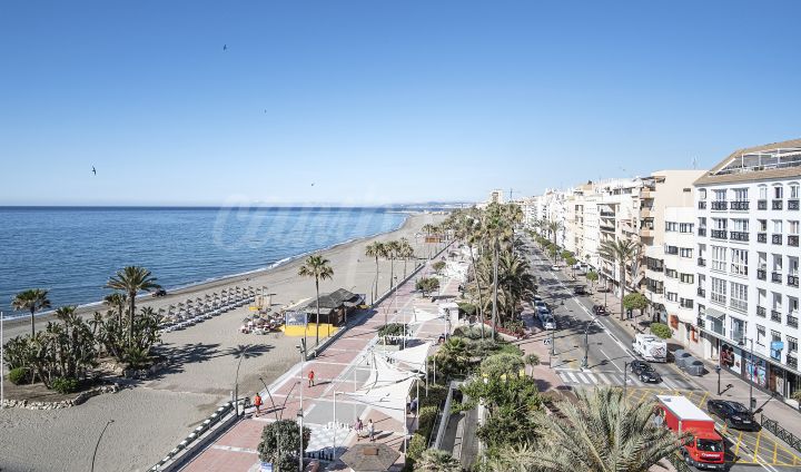 Estepona, Stunning penthouse overlooking the beach in the centre of Estepona