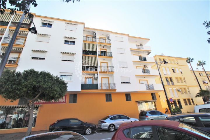 Estepona, Spacious three bedroom apartment, second line to the beach in Estepona
