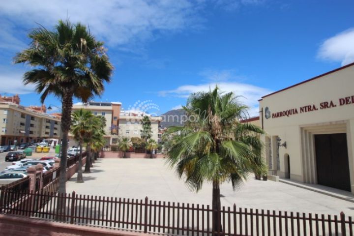 Estepona, Renovated three bedroom apartment available in Estepona