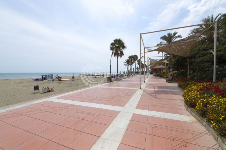 Estepona, Fantastic opportunity! Front line apartment situated in the heart of Estepona