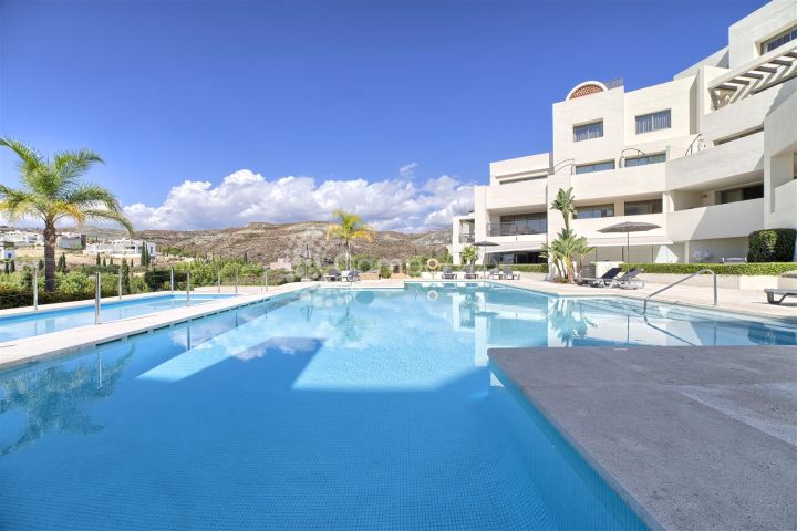 Benahavis, Luxury apartment for sale in Los Flamingos resort