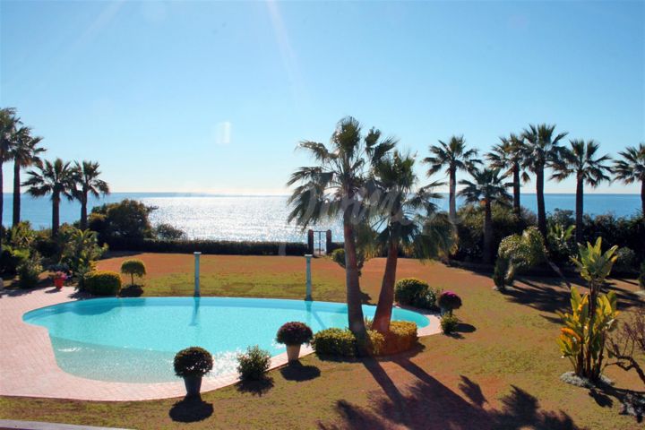 Estepona, Luxury villa for sell in Paraiso Barronal, first line beach
