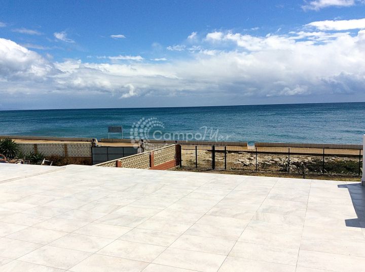 Estepona, Casa con increibles vistas, a primera línea de playa a la venta en Estepona
