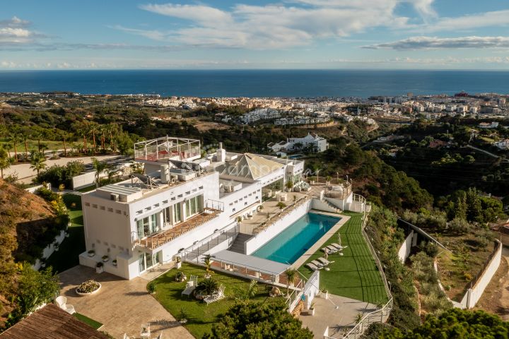 Estepona, Designer villa with sea views minutes from Estepona