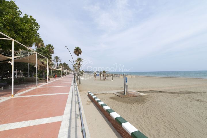 Estepona, A la venta piso a pie de playa en Estepona.