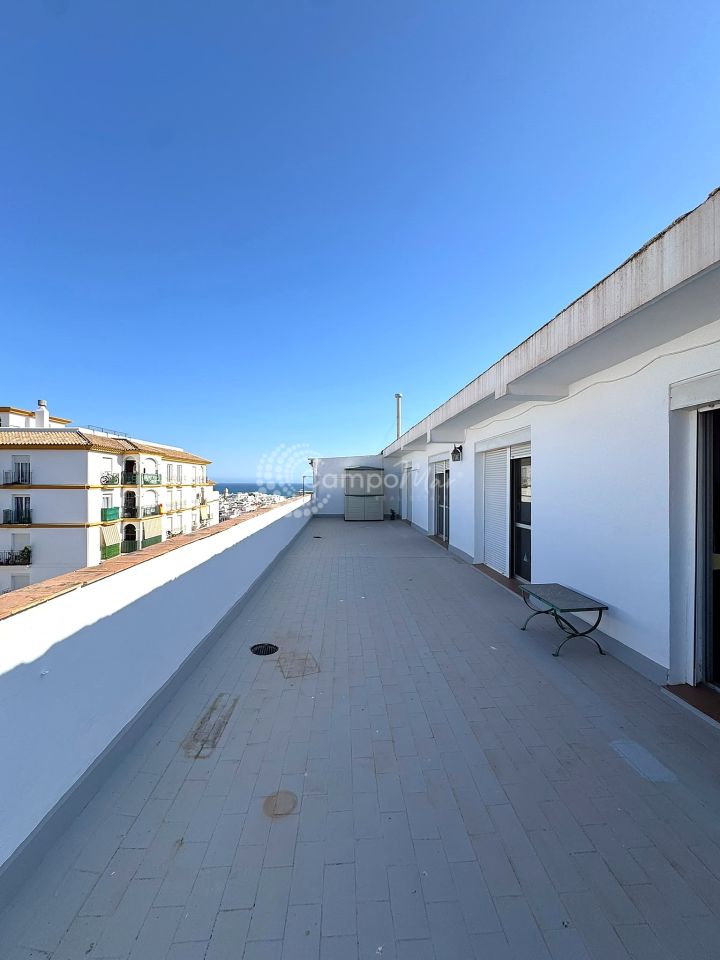 Estepona, Ático con terraza de 60 m², vistas al mar y al pueblo – Zona Mar y Sierra