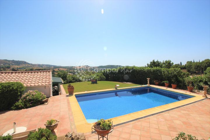 Estepona, Large private villa with pool and extensive plot for sale in Estepona