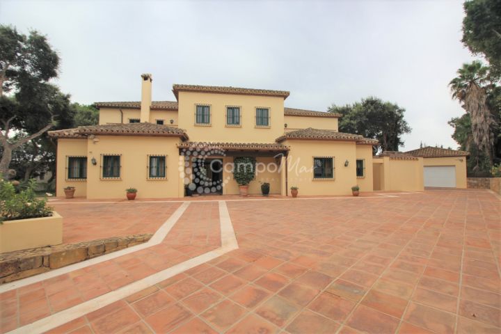 Sotogrande, Hermosa villa independiente, con muchas características tradicionales españolas ubicada en Sotogrande.