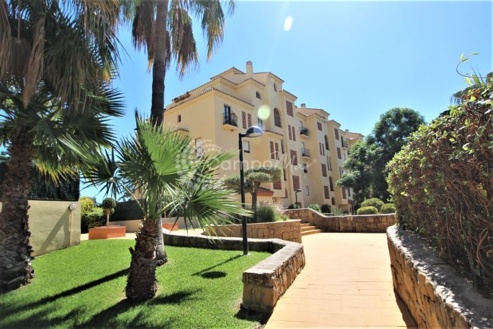 Estepona, Duplex apartment for sale in immaculate condition, located in Selwo Estepona