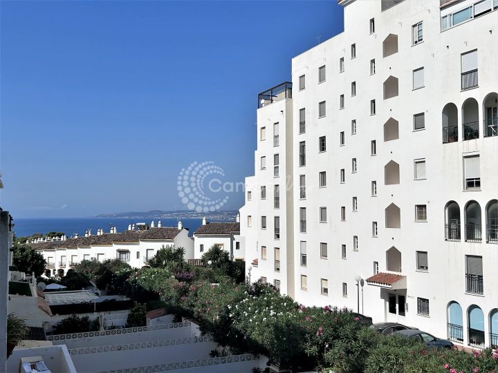 Estepona, Three bedroom apartment for sale in the desirable Seghers area of Estepona.
