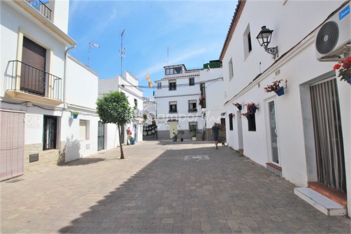 Estepona, Charming town house with potential for sale in the heart of Estepona