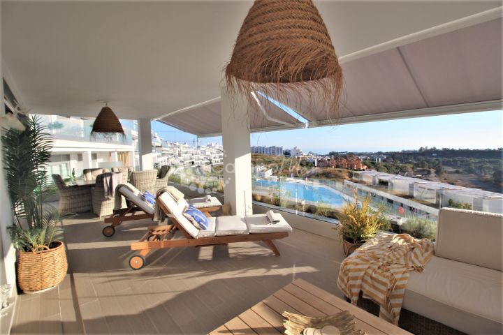 Estepona, Immaculate elevated South facing apartment. Panoramic views only 10 minutes drive from Estepona Old town