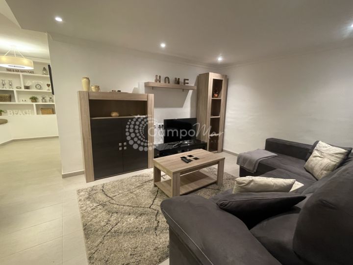 Estepona, Amplio y reformado apartamento de un dormitorio en venta cerca del puerto deportivo de Estepona.