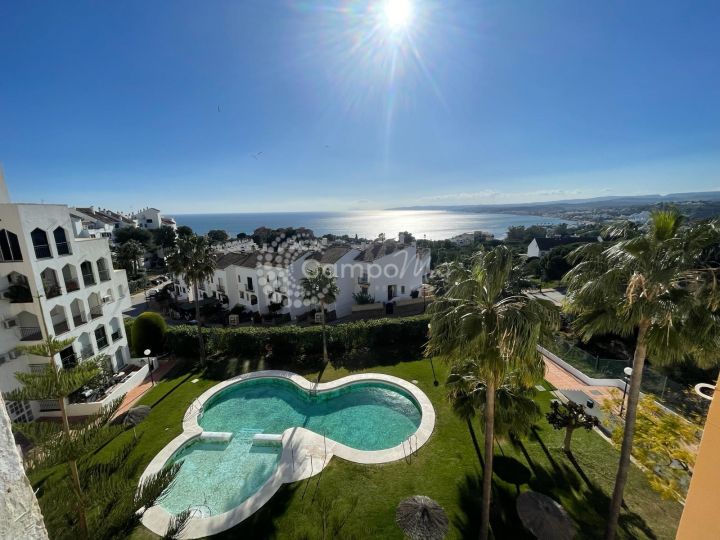 Estepona, Stunning views from this three bedroom apartment in the popular area of Seghers, Estepona