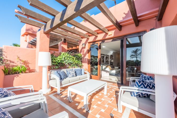 Estepona, Superb penthouse with sea views in the luxurious frontline beach Torre Bermeja development!