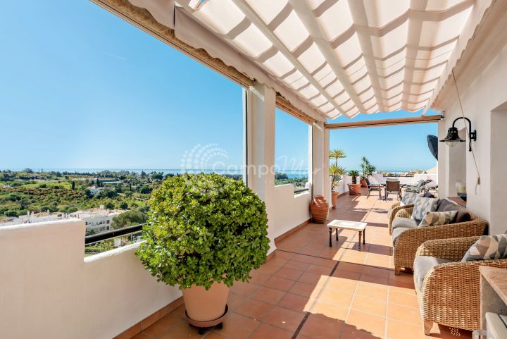 Estepona, Precioso ático dúplex de 3 dormitorios con vistas al mar en venta en Selwo, Estepona Nueva Milla de Oro