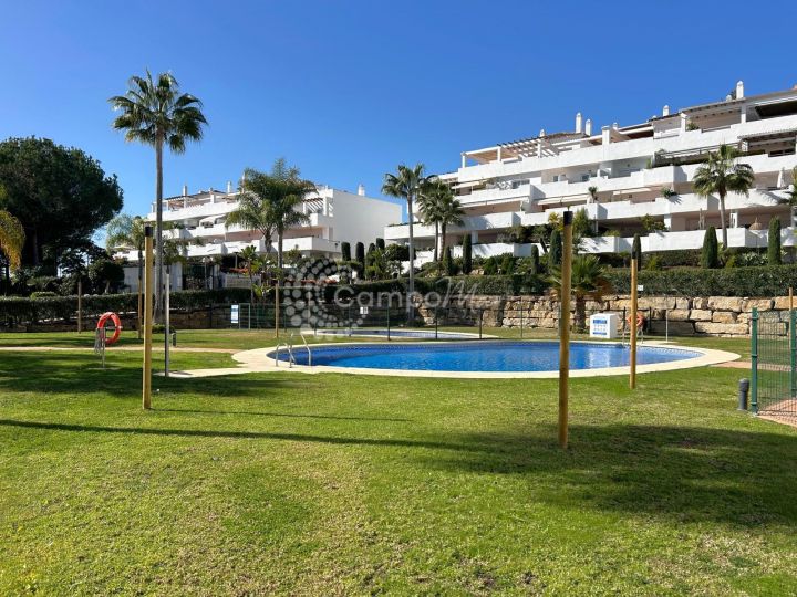 Estepona, Estupendo apartamento de dos dormitorios con orientación sur en venta en Selwo, Estepona