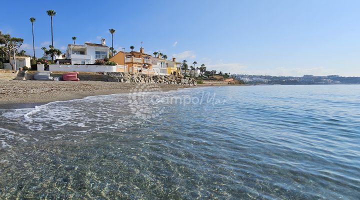 Estepona, Complete beachfront location villa in Estepona