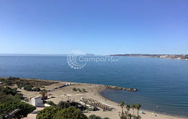 Estepona, Impresionante apartamento costero con vistas panorámicas de Gibraltar y la costa africana