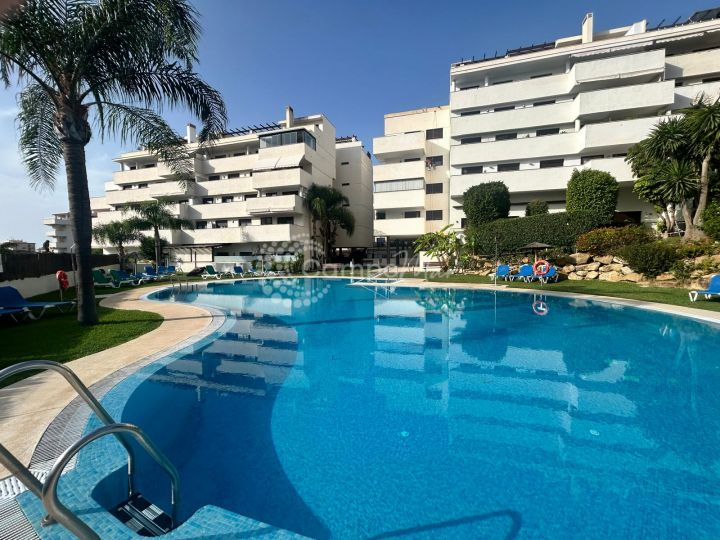 Estepona, Super spacious apartment with two terraces for sale in Estepona Town.