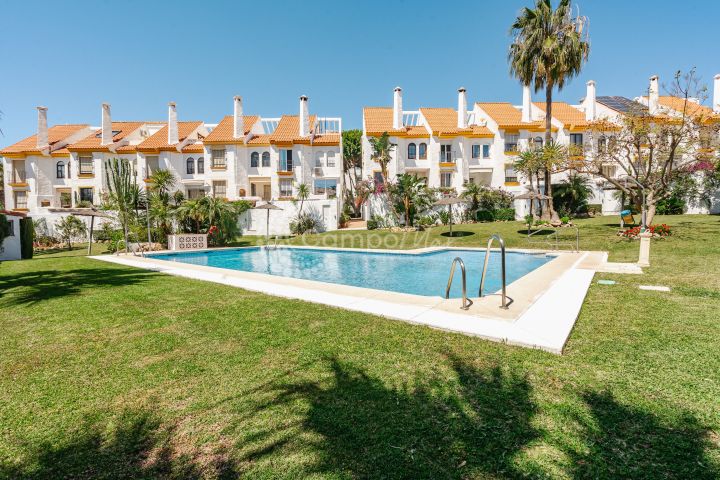 Estepona, Casa adosada familiar situada en la popular zona de Seghers, Estepona