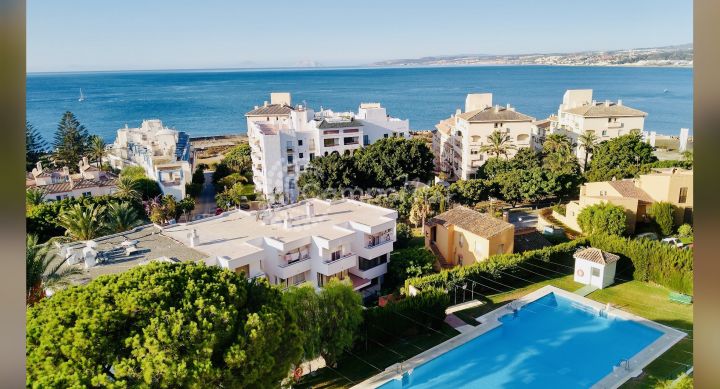 Estepona, Spacious and modern three bedroom apartment available for long term rent in the port of Estepona