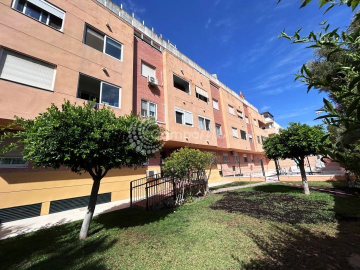 Estepona, Two bedroom apartment for sale, very close to the beach in Estepona town.