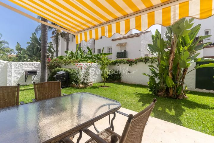 Estepona, Ground floor apartment with large sunny private garden for sale.
