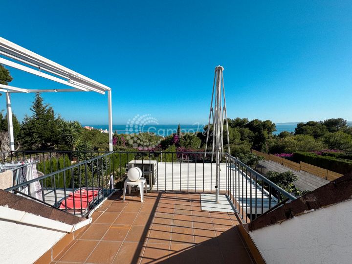 Estepona, Stunning sea views from this town house situated in the popular Seghers area of Estepona