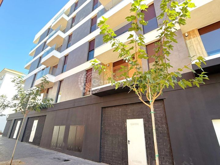 Estepona, Local en alquiler, en estado bruto en Estepona.