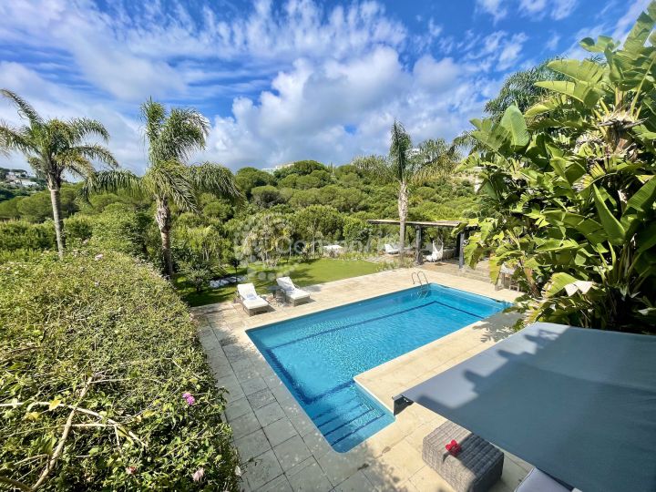 Sotogrande, Stunning semi-detached house for sale in Sotogrande with private garden and pool