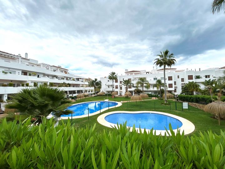 Estepona, Estupendo ático dúplex con grandes terrazas soleadas en la zona de Selwo, Estepona.