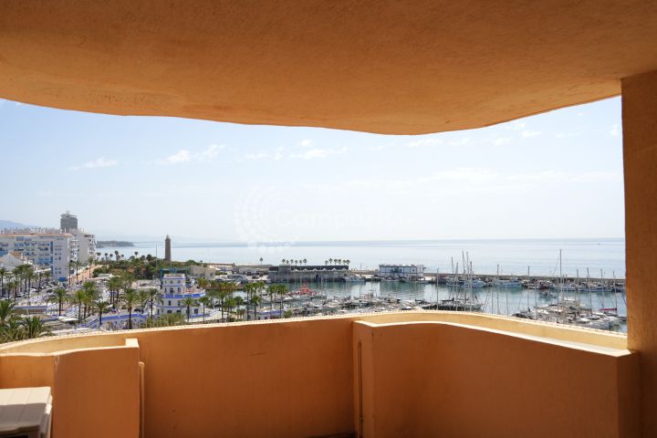 Estepona, Impresionantes vistas desde este espacioso apartamento de dos dormitorios en el puerto de Estepona