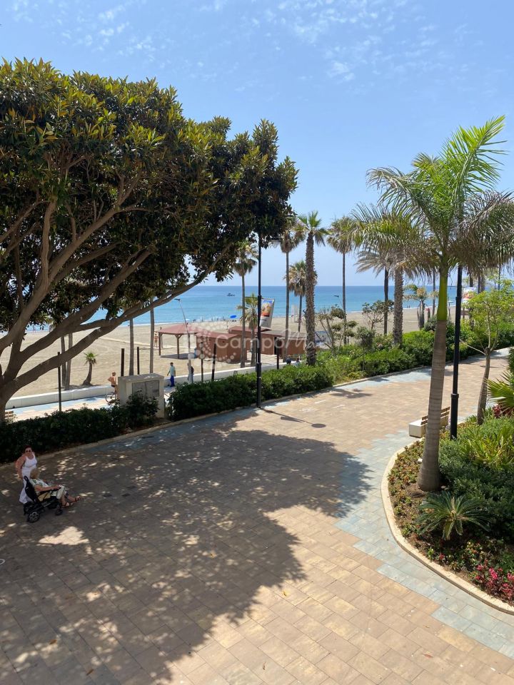 Estepona, Super spacious three bedroom apartment with good size terrace, front line in Estepona Town.