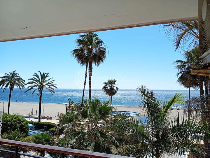 Estepona, Front line apartment in the heart of Estepona