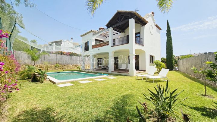 Estepona, Espectacular villa en venta en Azata Golf con piscina propia.