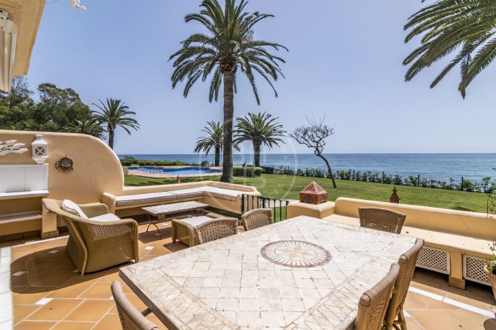 Luxurious beachfront brand-new townhouse in Estepona