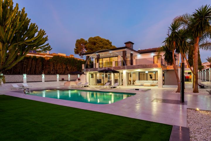 Exceptional frontline beach residence in the sought after Los Monteros private estate, a well established residential area famous for its beautiful beaches.